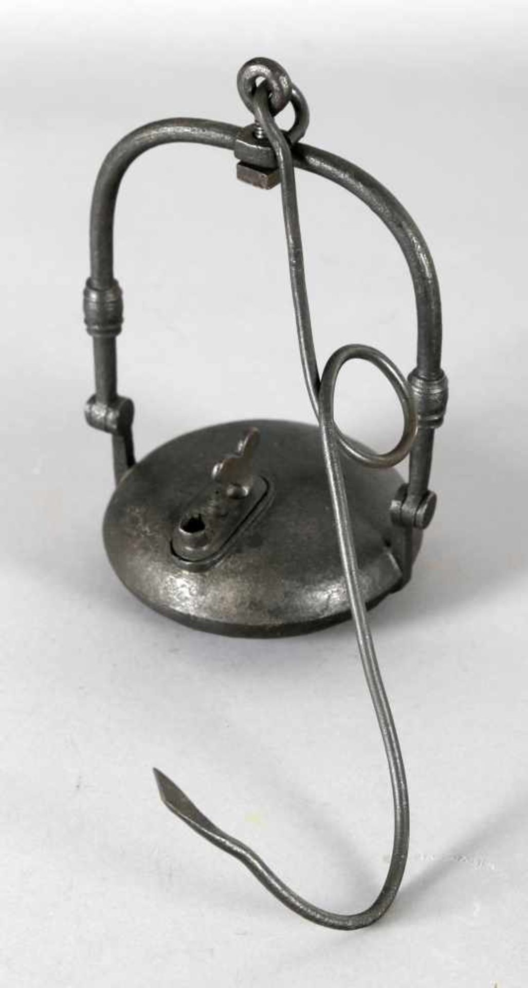 Linsenlampe, Frankreich um 1840-80Eisen, Topf aus zwei Teilen hartgelötet, ovale Verschlussklappe,