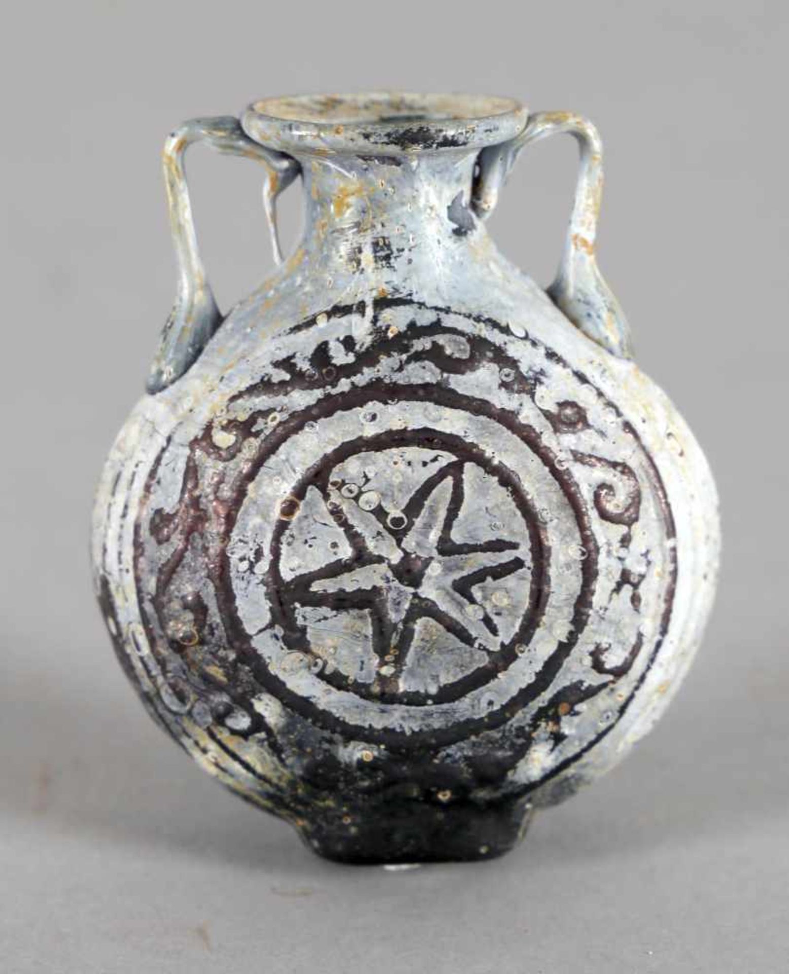 Kleine wohl römische Henkelflasche aus auberginefarbenem opakem Glasflacher Corpus mit