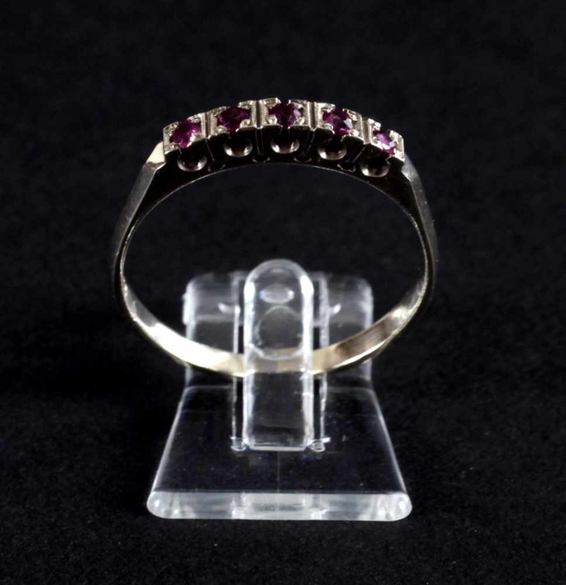 Ring mit Rubinen, 585er GGschmaler Reif mit verzierter Fassung (WG), gestempelt, 2,4 g, Ringgröße: