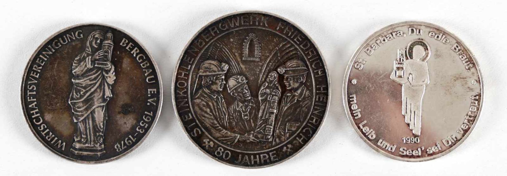 Drei Silber-Medaillen Hl. Barbara, 20. Jh.- Wirtschaftsvereinigung Bergbau E.V. 1953-1978,