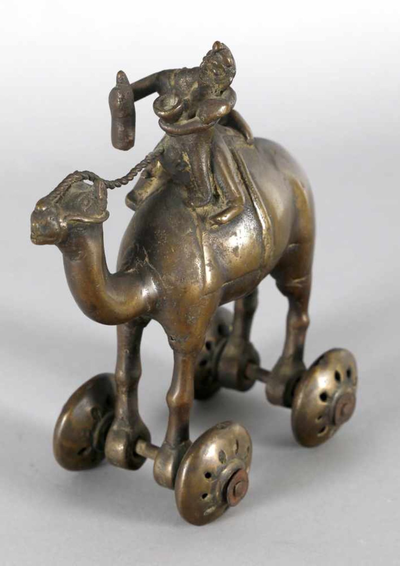 Kamel mit Reiter, Tempelspielzeug für Kinder, Indien, 19./20. Jh.Bronze gegossen, H: 17,3 cm,