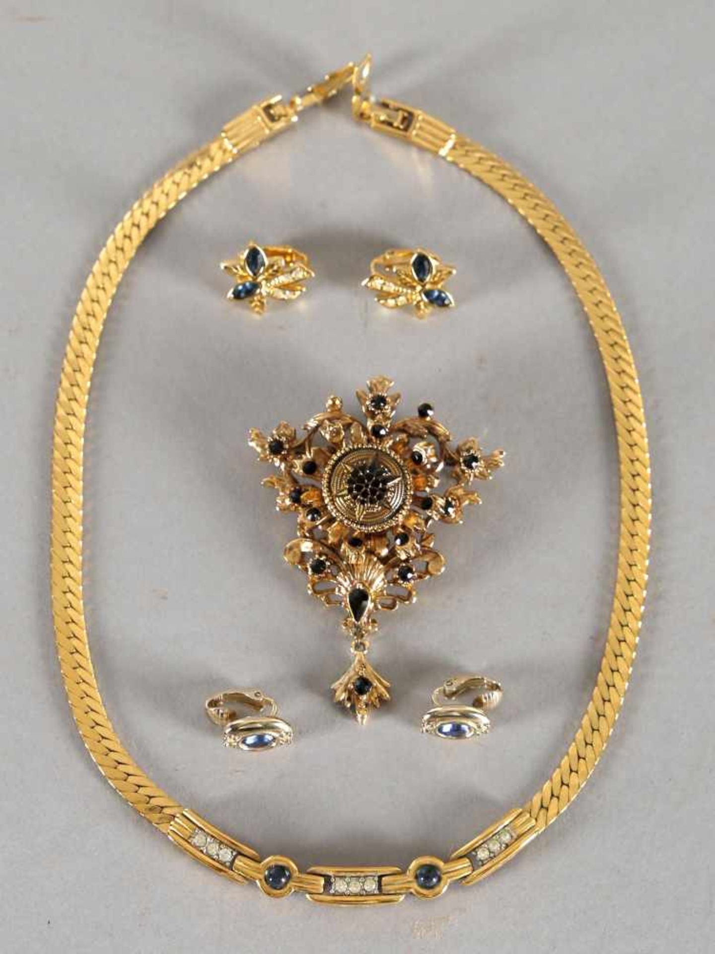 Konvolut Modeschmuck 1960er JahreCollier und zwei Paar Ohrclipse mit weißem und blauem