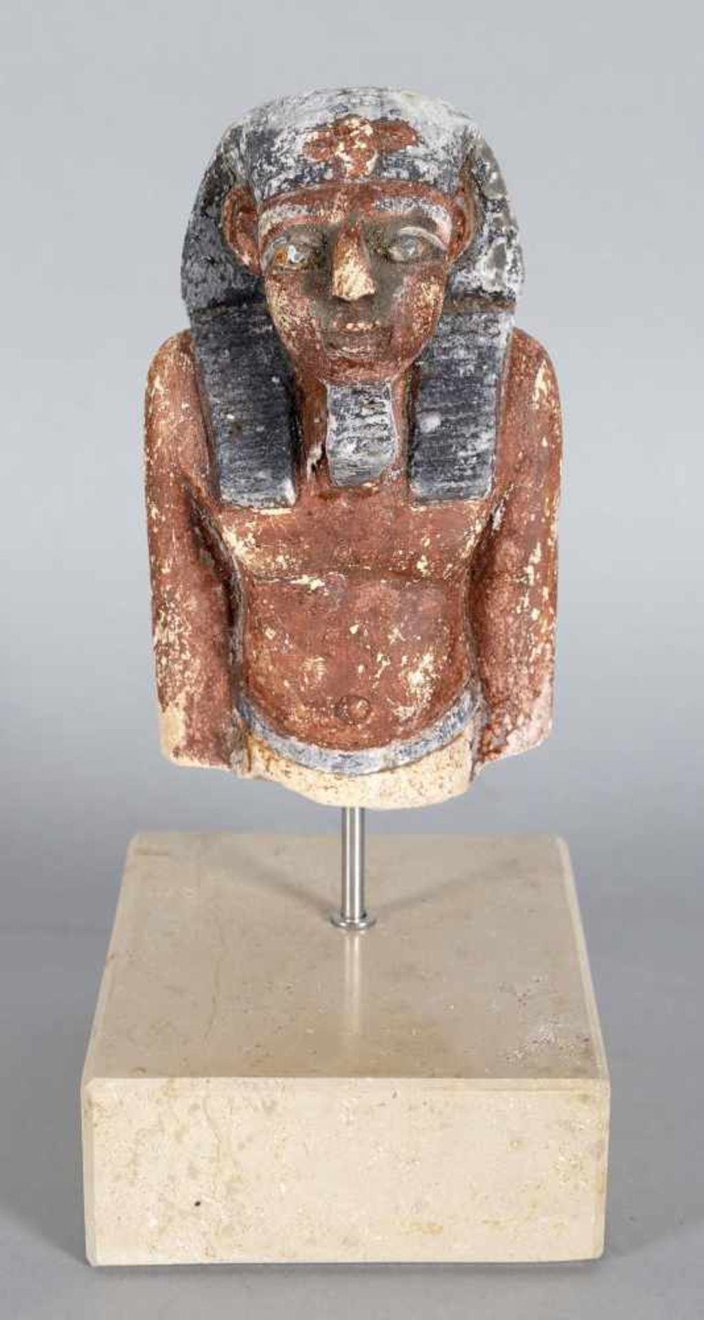 Oberkörper eines stehenden Mannes, ägyptisch, wohl nicht antikaus dem Stein gehauen und farbig