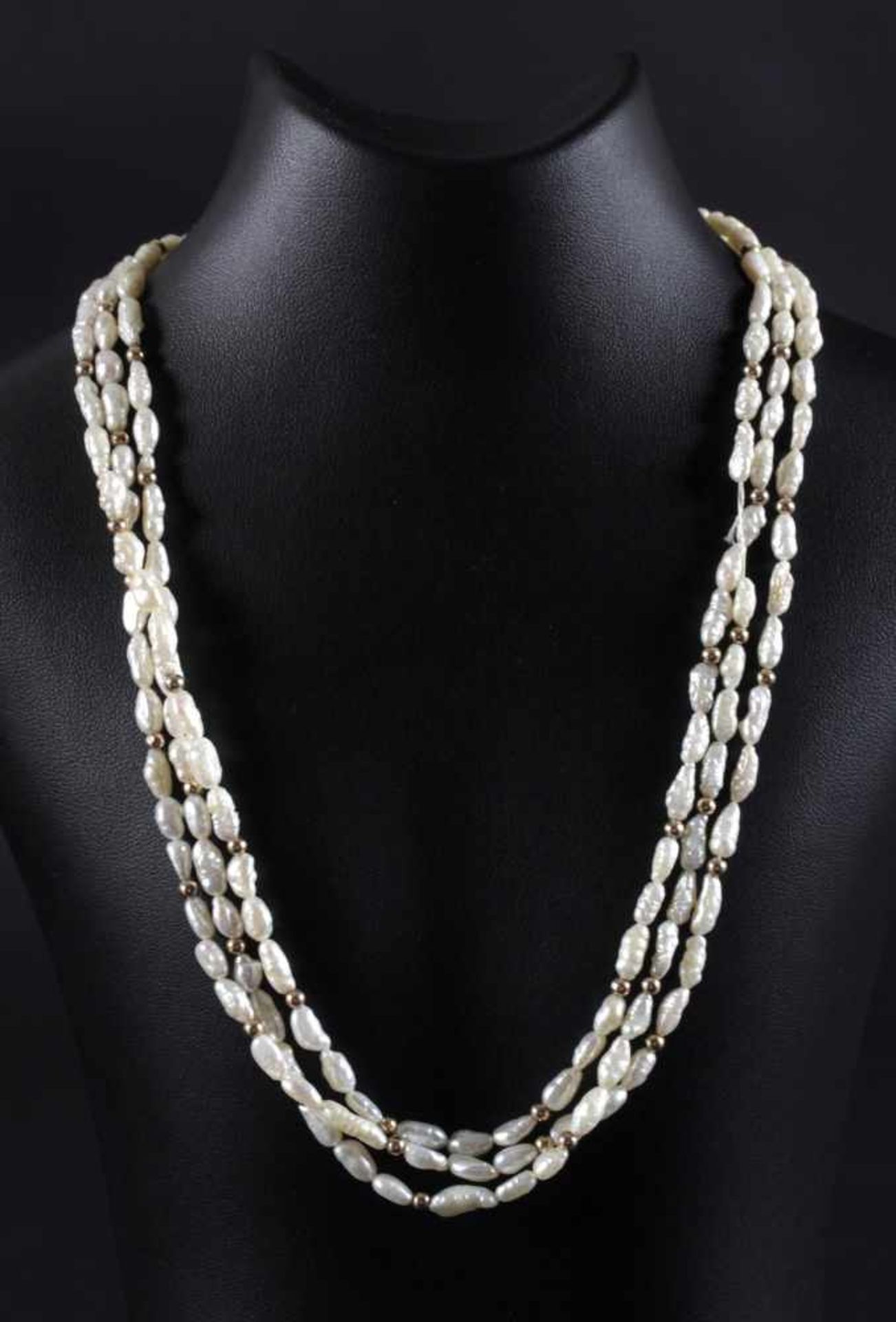 Biwa-Perlenkette, 3-reihig, 14 kt GGungleichmäßig geformte längliche Perlen in silbrig-weiß, L: 6,