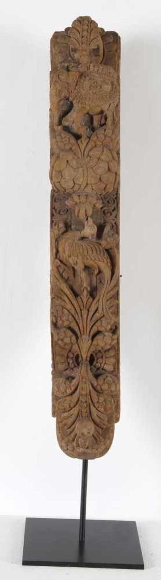 Beschnitzte Gebälkstrebe, Indien, wohl Rajastan, 19. - A. 20. Jh.exotisches Hartholz mit reicher - Image 2 of 2