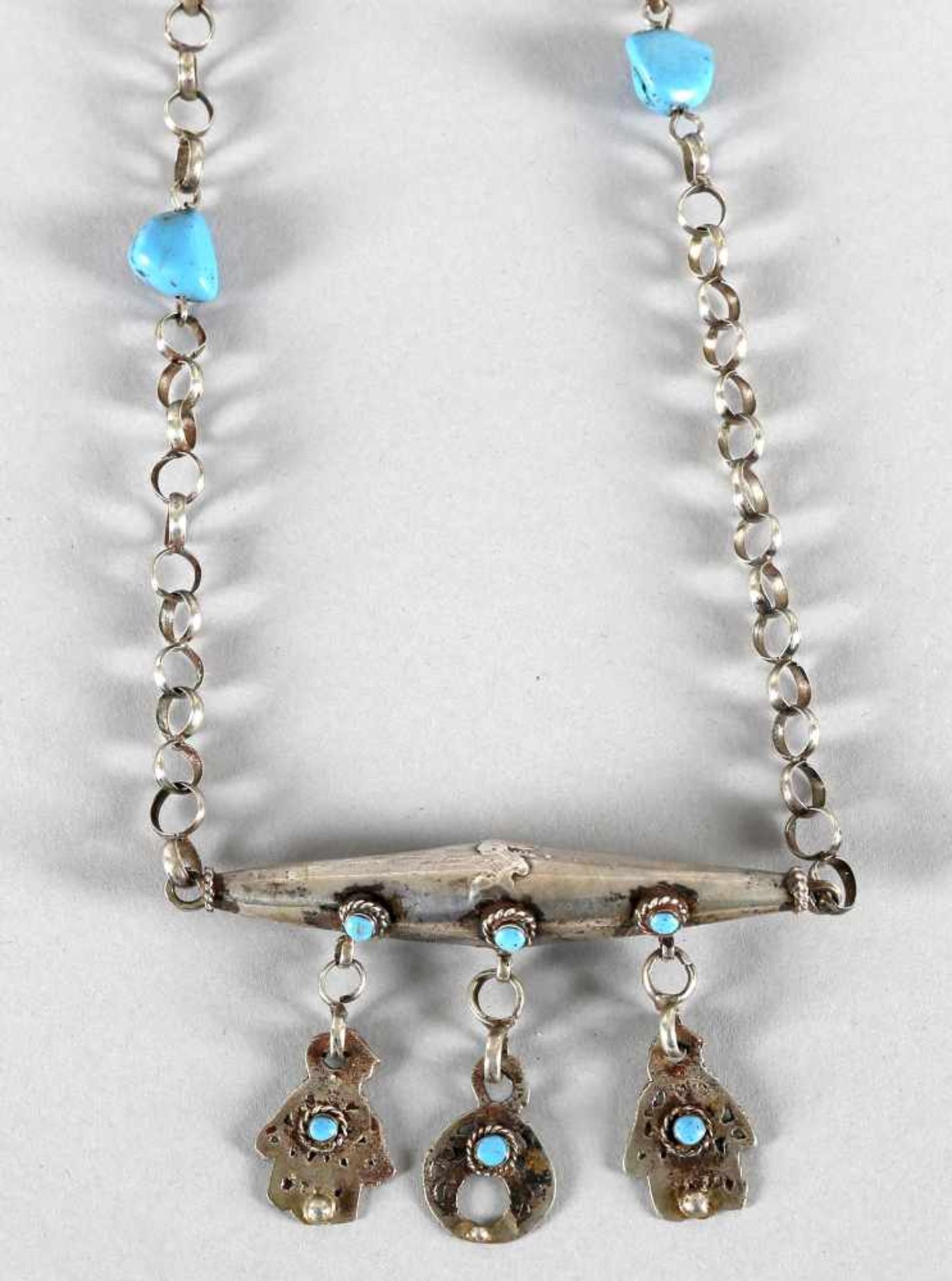 Schöne Halskette mit AmulettbehälterSilber besetzt mit Türkis, Behälter mit Anhänger und Hand der