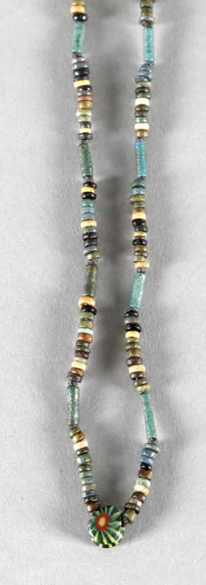 Ägyptische Fayencekette mit Glasperleschmale und längliche Perlen in Blau-, Grün- und Brauntönen,