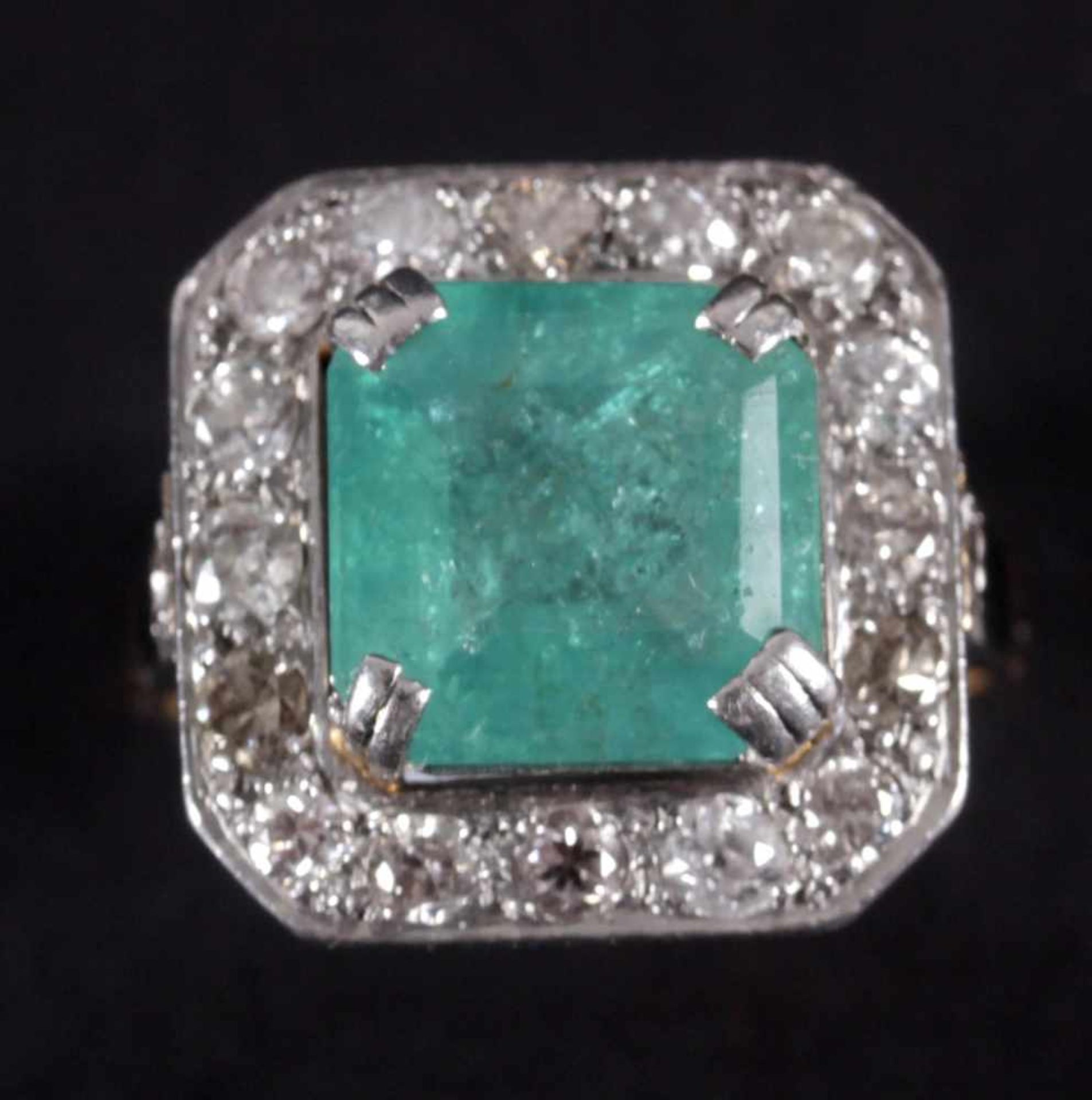 Ring mit Smaragd und 18 Diamanten, 750er WG der Smaragd ca. 4,20 ct, die Diamanten (Brillant und - Bild 2 aus 2