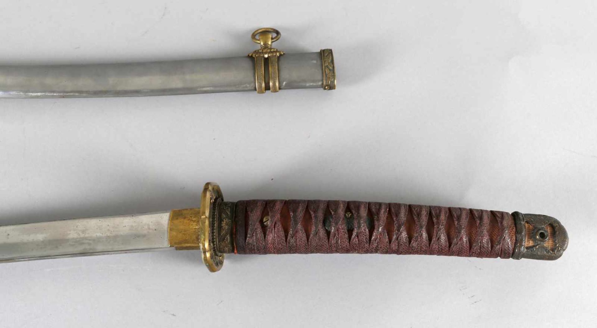 Katana Schwert, Japan, Anfang 20. Jh.leicht geschwungene einschneidige Klinge, Griff mit roten - Bild 2 aus 2