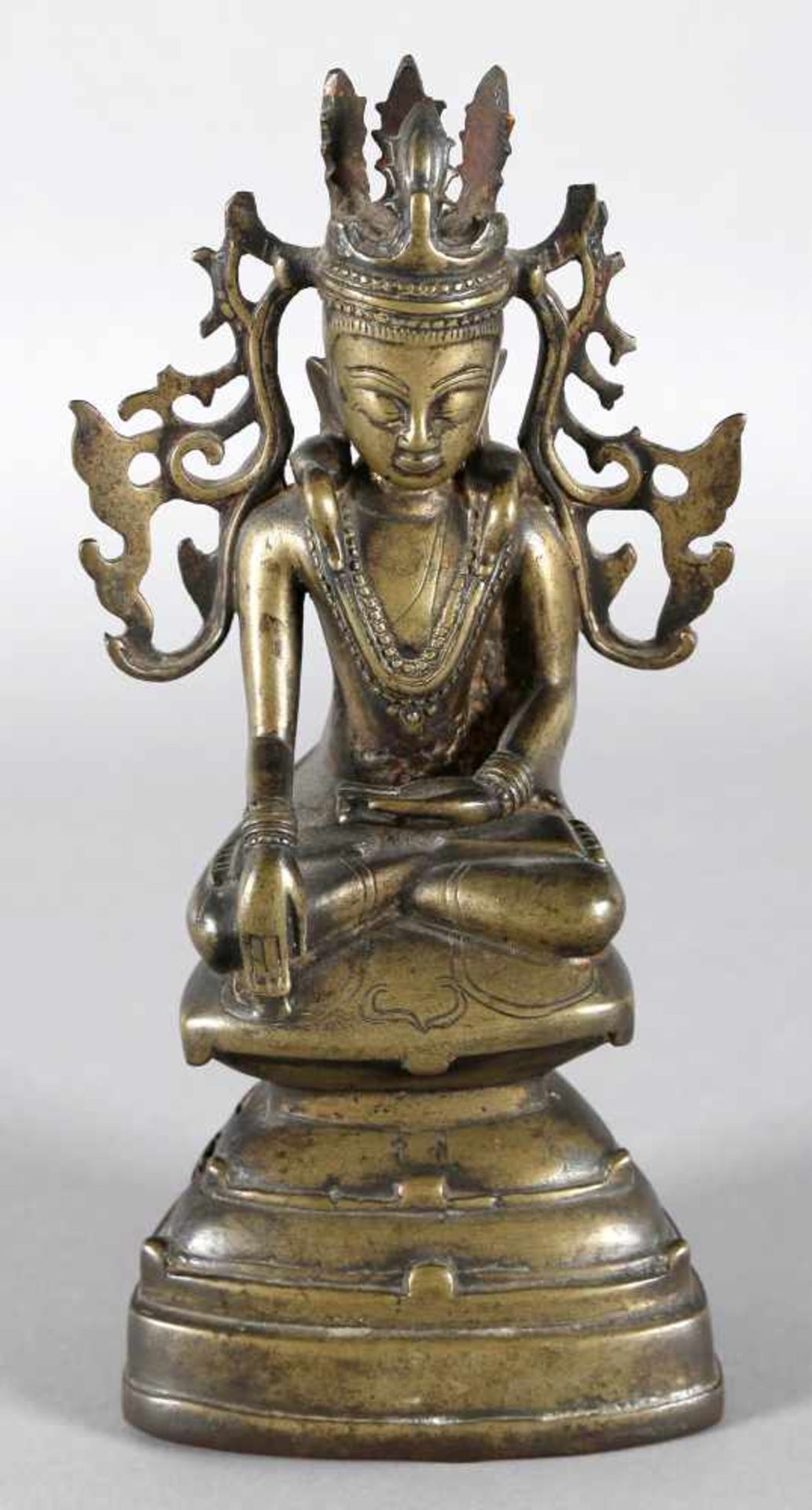 Buddha, in Erdberührungsgeste sitzend, möglicherweise Nepal, sehr altBronze gegossen, links am