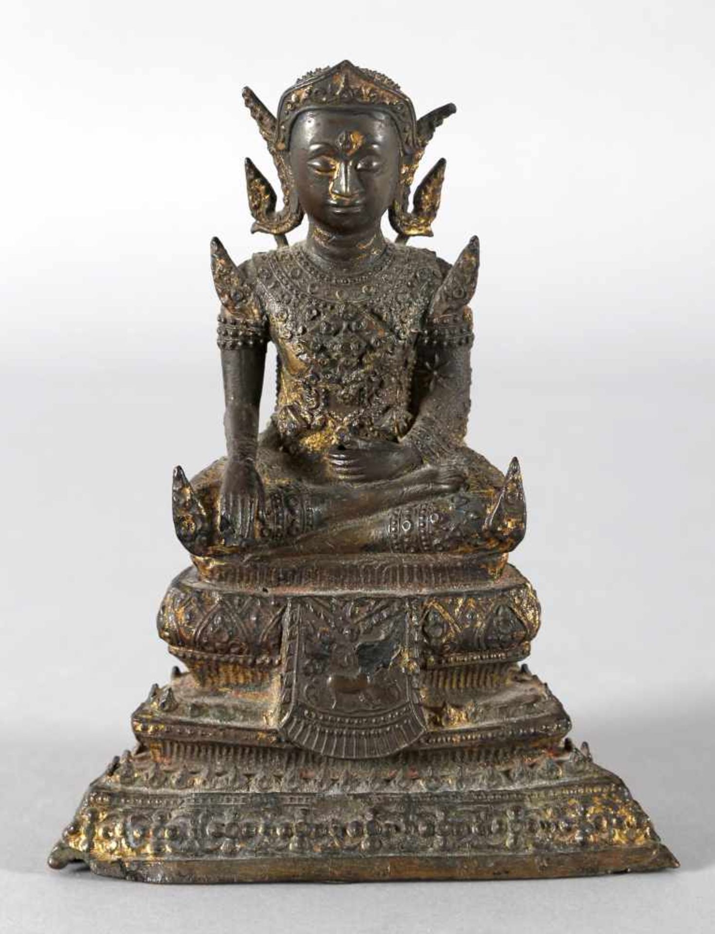 Buddha, Südostasien, wohl ThailandBronze vergoldet (Reste davon), im Meditationssitz, die rechte
