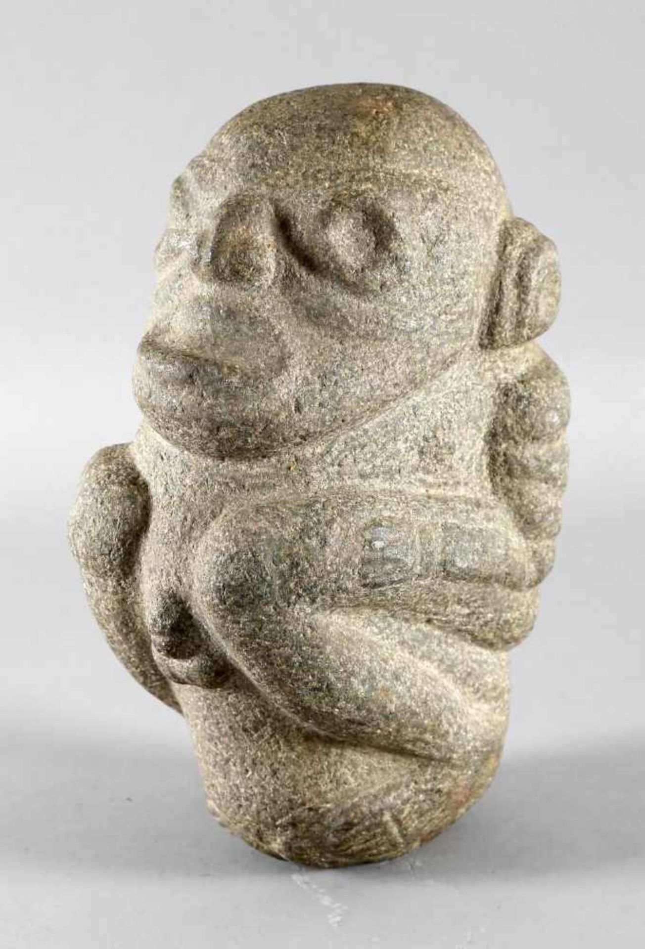Hockender Mann, Kultur der Taino, Dominikanische Republik, ca. 1000-1500 n. Chr.mit deutlich - Bild 2 aus 4