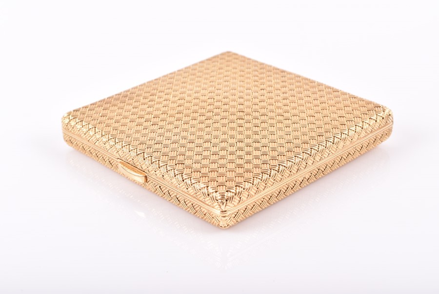 An 18ct yellow gold compact mirror of squared form, with woven gold body, opening to reveal a mirror