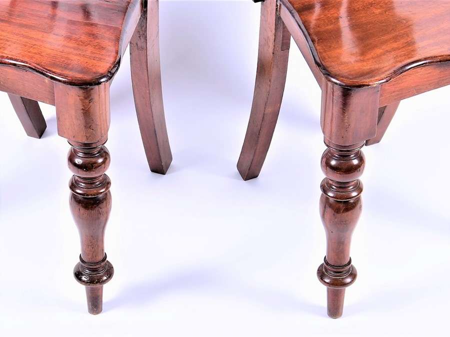 A pair of mahogany pierced back hall chairs with serpentine-fronted seats on turned front legs, 20th - Image 3 of 4