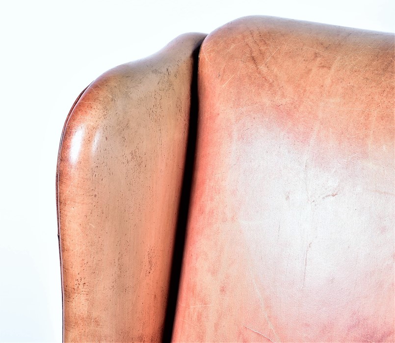 A pair of 20th century leather wingback armchairs with curved arms on four cabriole legs, 82 cm wide - Image 3 of 4