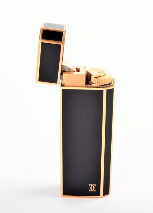 A Cartier lighter with its original box of pentagon form, 18k gold plate and black enamel - Image 2 of 5