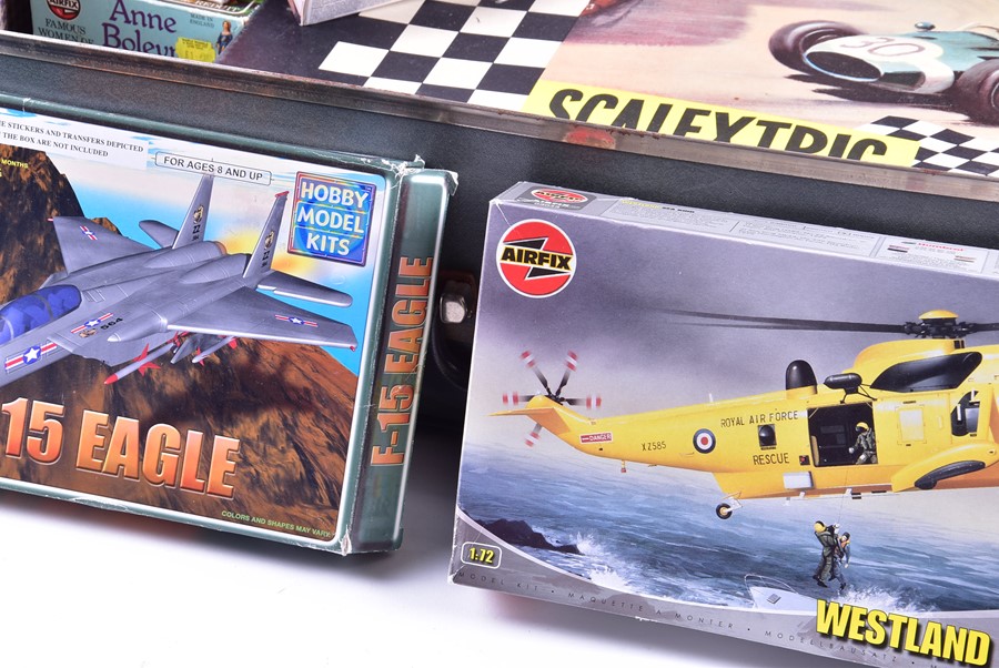 A mid-20th century Scalextric Grand Prix Series Model Motor Racing Set in original box, together - Image 12 of 18