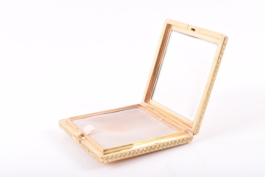 An 18ct yellow gold compact mirror of squared form, with woven gold body, opening to reveal a mirror - Image 3 of 6