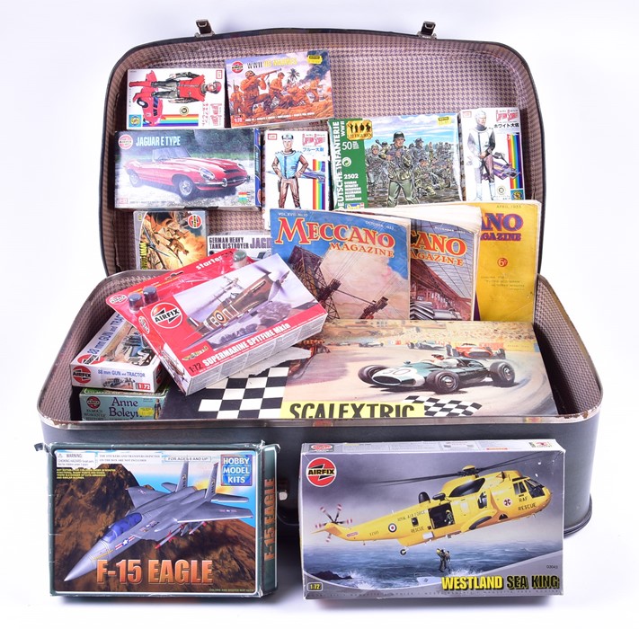 A mid-20th century Scalextric Grand Prix Series Model Motor Racing Set in original box, together - Image 10 of 18