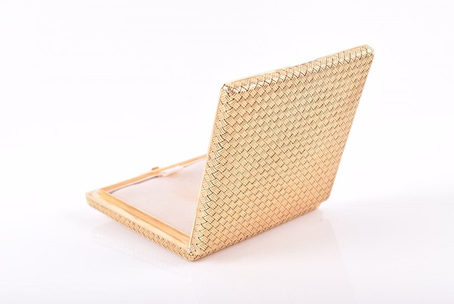 An 18ct yellow gold compact mirror of squared form, with woven gold body, opening to reveal a mirror - Image 4 of 6