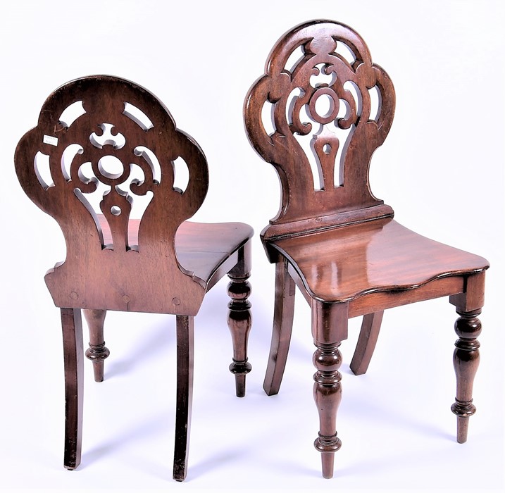 A pair of mahogany pierced back hall chairs with serpentine-fronted seats on turned front legs, 20th - Image 4 of 4