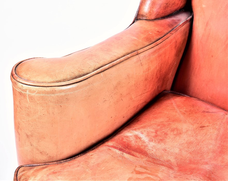 A pair of 20th century leather wingback armchairs with curved arms on four cabriole legs, 82 cm wide - Image 4 of 4