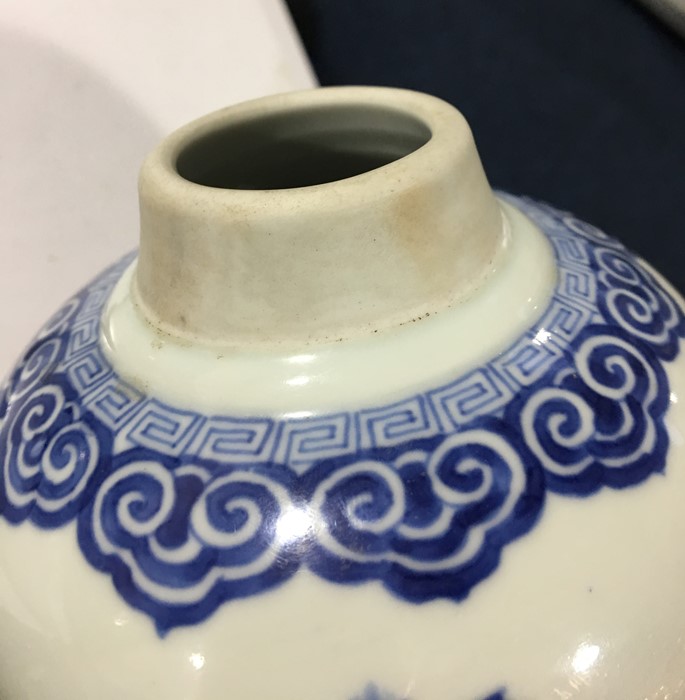 A Chinese Kangxi period blue and white baluster jar the body decorated with three roundels depicting - Image 6 of 7