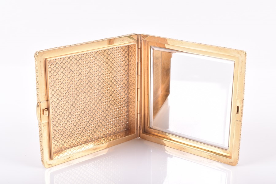 An 18ct yellow gold compact mirror of squared form, with woven gold body, opening to reveal a mirror - Image 5 of 6
