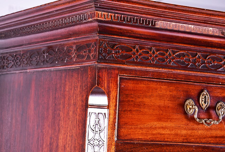 A fine George III mahogany chest on chest with stylised Greek key decoration and carved frieze - Image 3 of 5