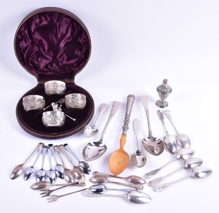 A Victorian boxed silver salt set Birmingham 1893, the bodies decorated with chased sunflowers and