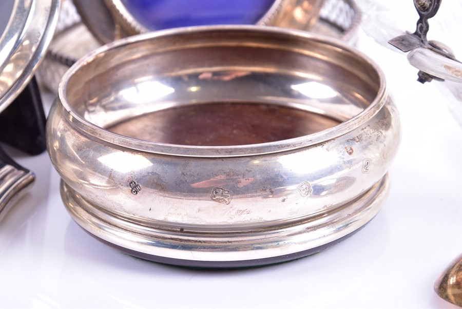 A collection of English and continental silver items to include a two boxed German spoons, a Dutch - Image 5 of 12