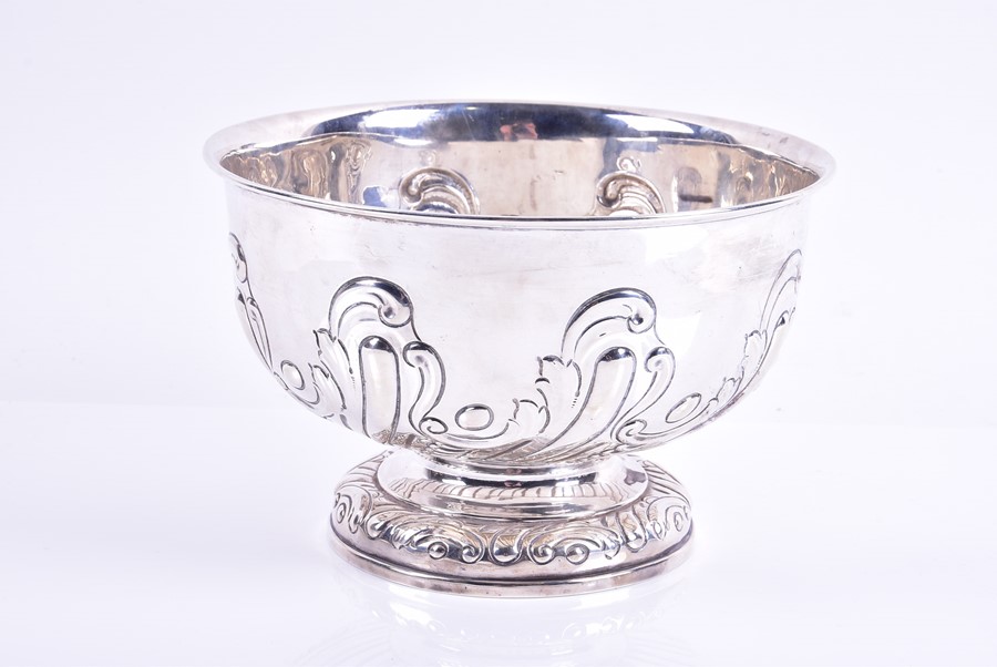 A early 20th century silver rose bowl London, 1903, with repousse floral scroll decoration. 18 cm