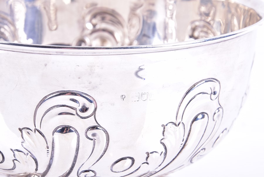 A early 20th century silver rose bowl London, 1903, with repousse floral scroll decoration. 18 cm - Image 2 of 3