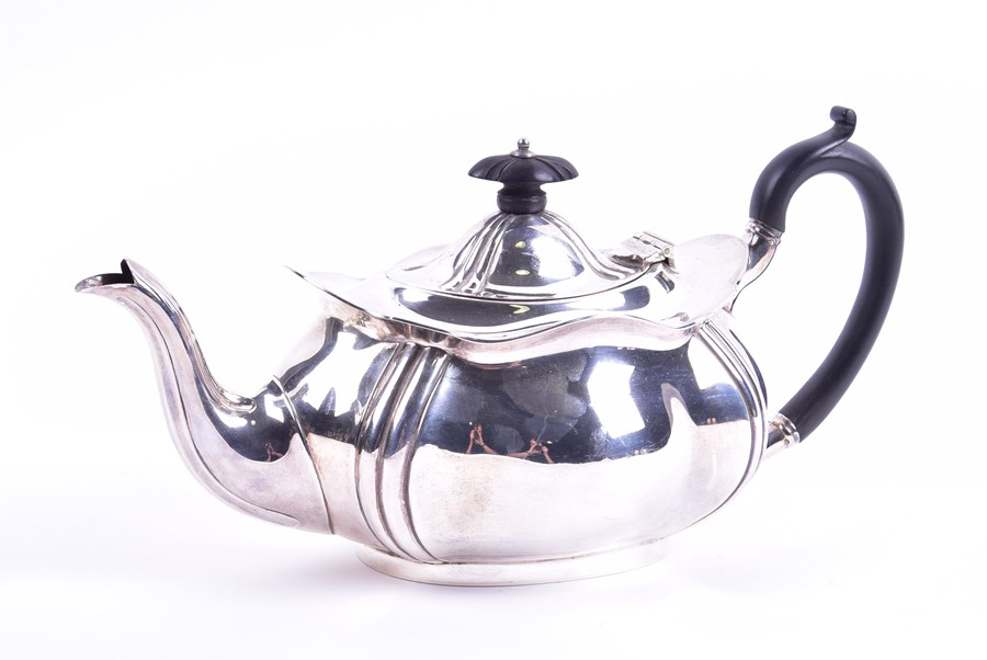 A George V silver teapot Sheffield 1916, by R F Mosley & Co, with lobed shaped body mounted with - Image 3 of 5