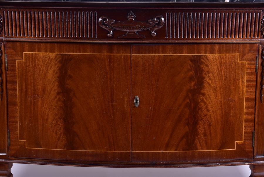 An Adam style marble top sideboard of serpentine form with reeded frieze designed with central urn - Image 3 of 6