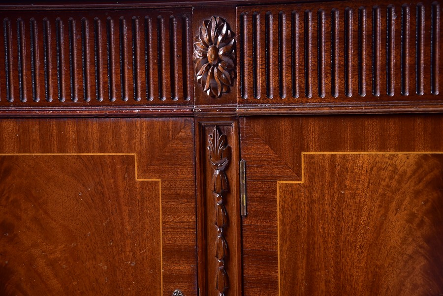 An Adam style marble top sideboard of serpentine form with reeded frieze designed with central urn - Image 4 of 6