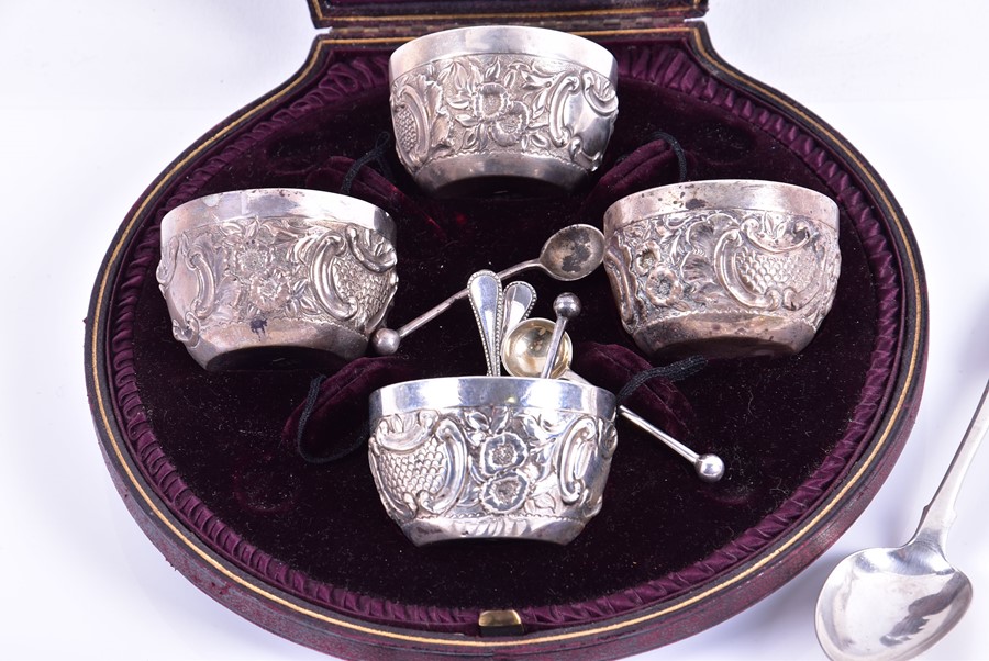 A Victorian boxed silver salt set Birmingham 1893, the bodies decorated with chased sunflowers and - Image 3 of 5