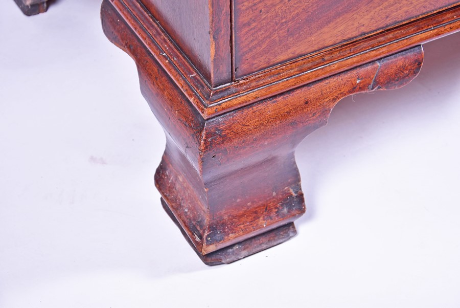 A fine George III mahogany chest on chest with stylised Greek key decoration and carved frieze - Image 2 of 5