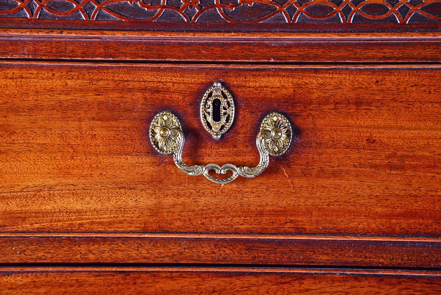 A fine George III mahogany chest on chest with stylised Greek key decoration and carved frieze - Image 5 of 5