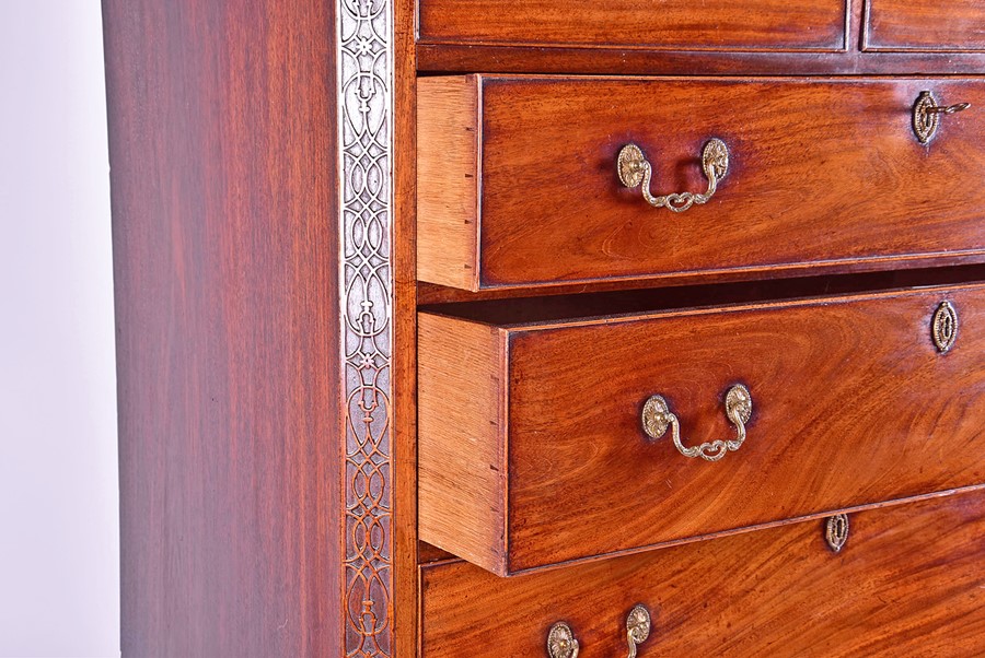 A fine George III mahogany chest on chest with stylised Greek key decoration and carved frieze - Image 4 of 5