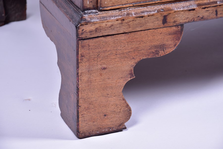 A Georgian mahogany chest on chest with moulded cornice above two short drawers on a graduated set - Image 2 of 4