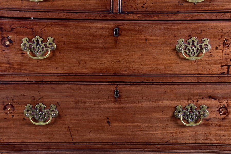 A Georgian mahogany chest on chest with moulded cornice above two short drawers on a graduated set - Image 4 of 4