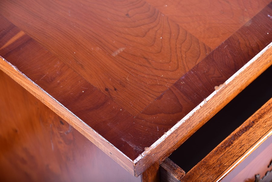 A near pair of reproduction yew wood beside chests with four drawers, on bracket feet, 73 cm x 44 cm - Image 4 of 8