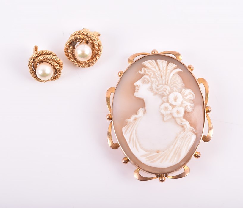 A 9ct yellow gold and cameo brooch depicting a female in profile with wheat and flowers in her hair,