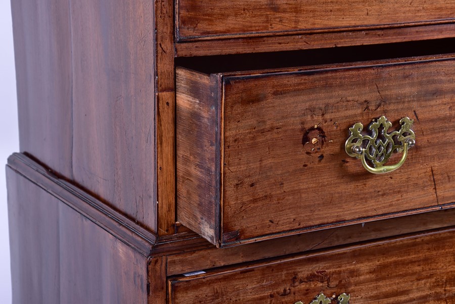 A Georgian mahogany chest on chest with moulded cornice above two short drawers on a graduated set - Image 3 of 4