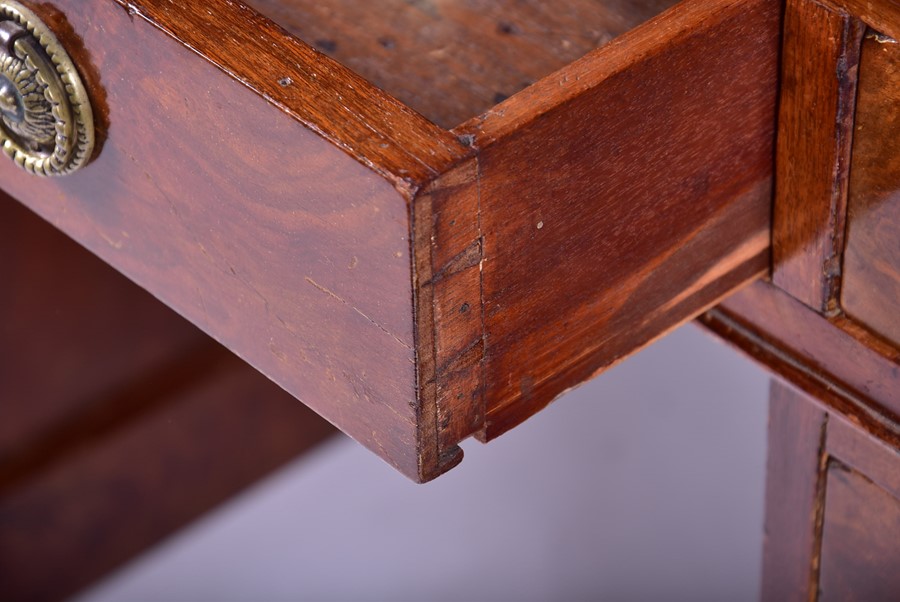 A Victorian figured walnut small pedestal desk the inset red leather top over three frieze drawers - Image 4 of 4