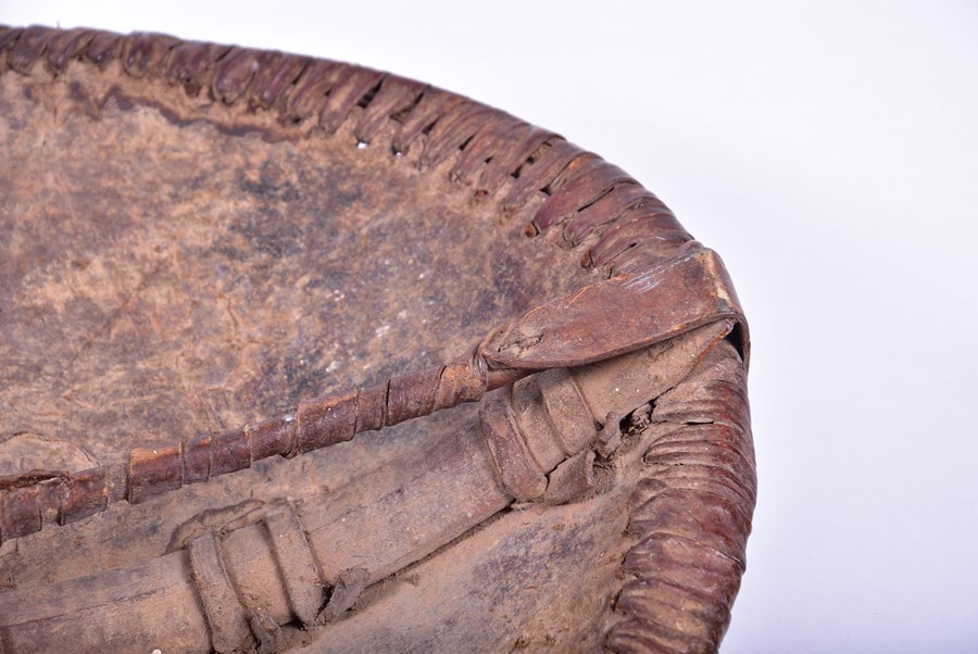 An early 20th century African leather shield of oval form with painted decoration, 79 cm x 58 cm. - Image 2 of 8