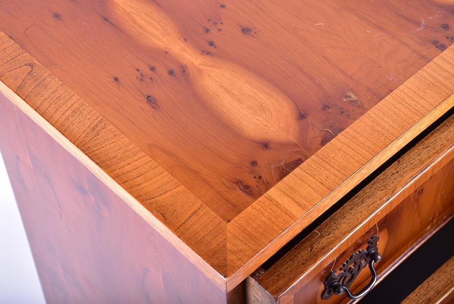 A near pair of reproduction yew wood beside chests with four drawers, on bracket feet, 73 cm x 44 cm - Image 7 of 8