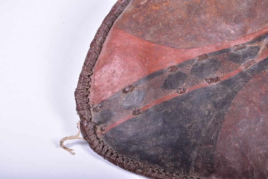 An early 20th century African leather shield of oval form with painted decoration, 79 cm x 58 cm. - Image 5 of 8