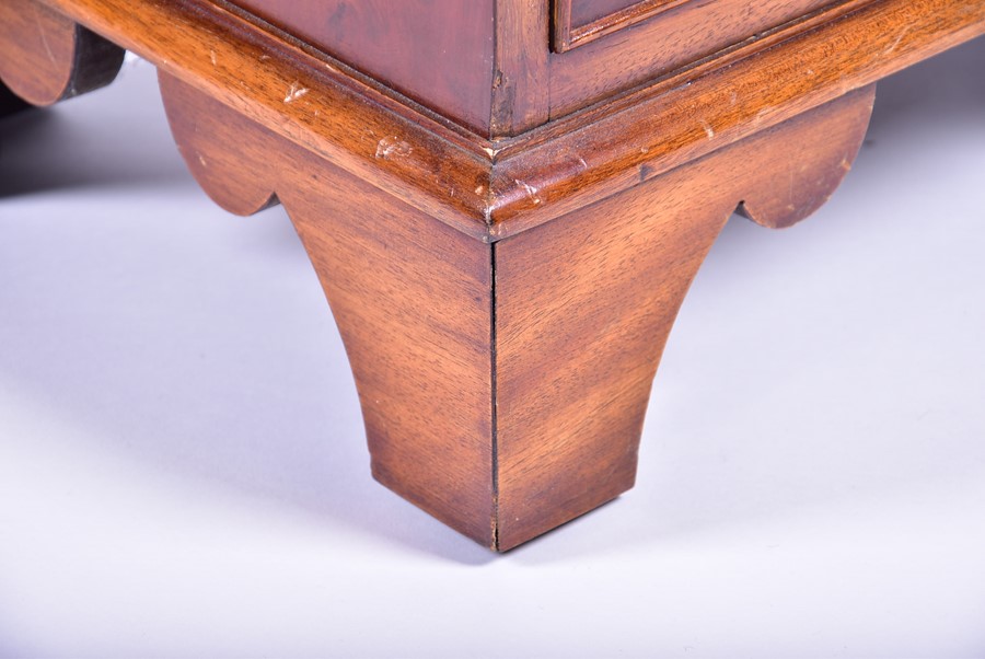 A near pair of reproduction yew wood beside chests with four drawers, on bracket feet, 73 cm x 44 cm - Image 2 of 8